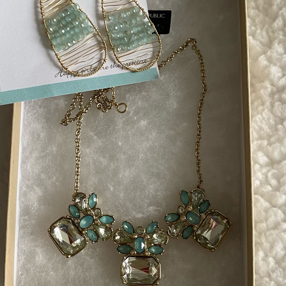 Banana Republic gold and aqua necklace. - Picture 5 of 11